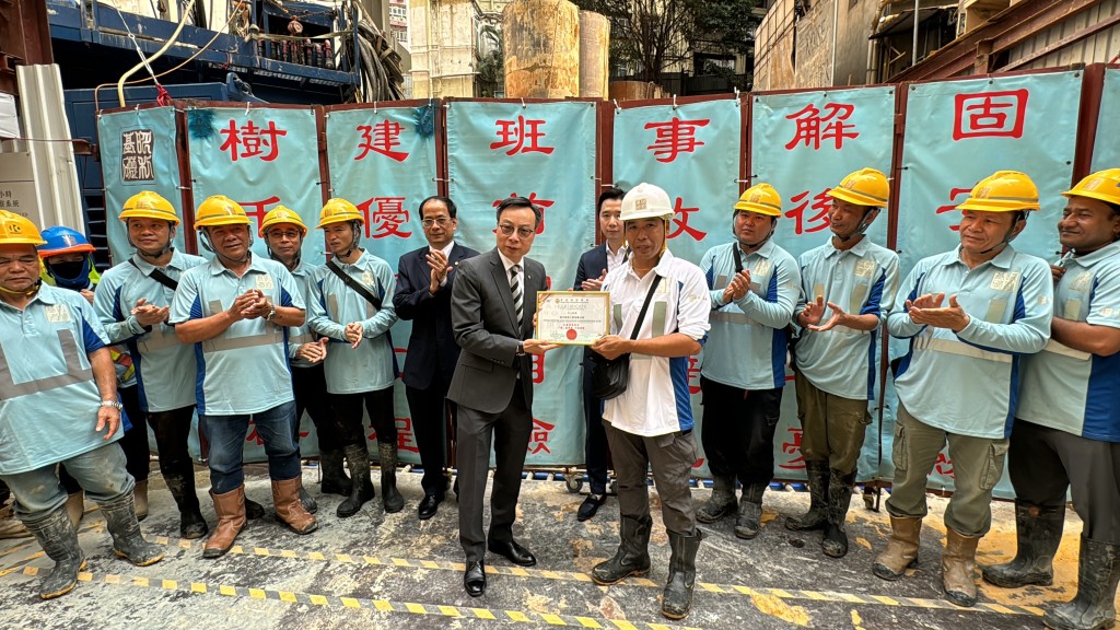 香港建造商會會長林健榮頒發獎狀。