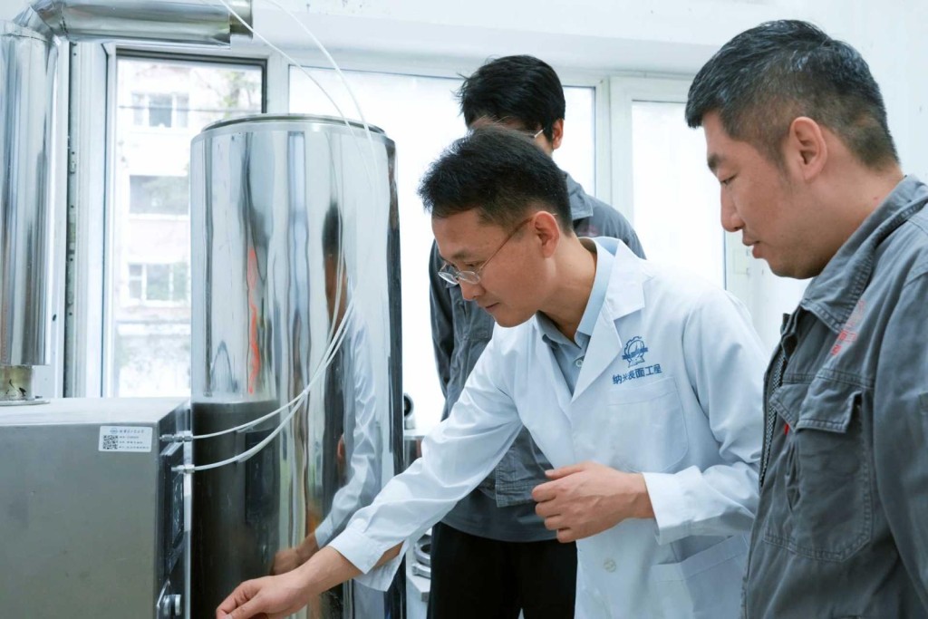 張曉東（中）正在進行納米結構塗層相關實驗。