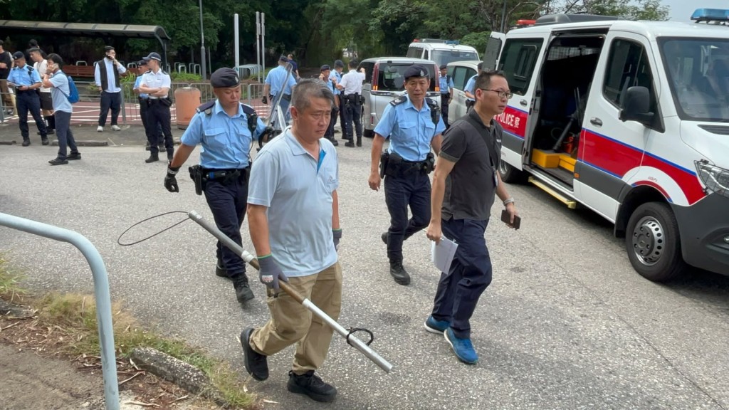警方聯同漁護署採取聯合行動,在壆圍南路一帶捉狗。楊偉亨攝 警方聯同漁護署採取聯合行動,在壆圍南路一帶捉狗。楊偉亨攝