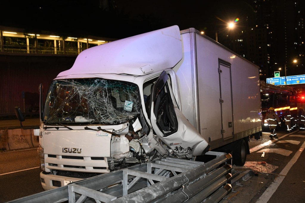 貨車左車頭損毀嚴重，幸司機僅受輕傷，清醒送院。李家傑攝