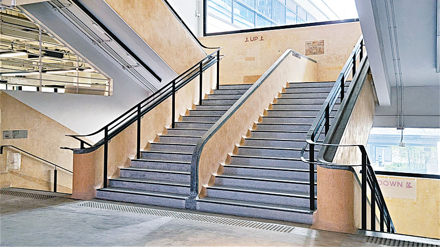 ■中環街市內的水磨石大樓梯，復修後因應建築物條例需求加上了扶手欄杆。