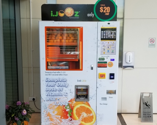 設在九龍區住宅屋苑內的i.Jooz自動販賣機。  Fruits Vending提供