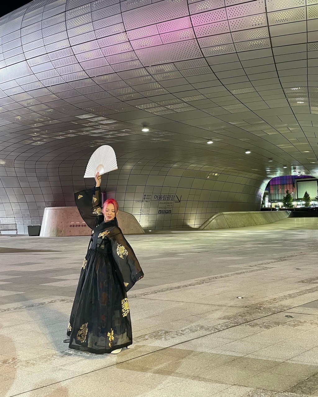 據知孝淵拍照當日其實是受邀參與Kocoweek活動，推廣韓國文化。