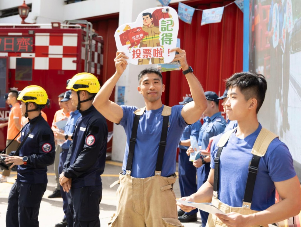 消防處2026年慈善月曆模特兒亦出動呼籲投票。 消防處2026年慈善月曆模特兒亦出動呼籲投票。