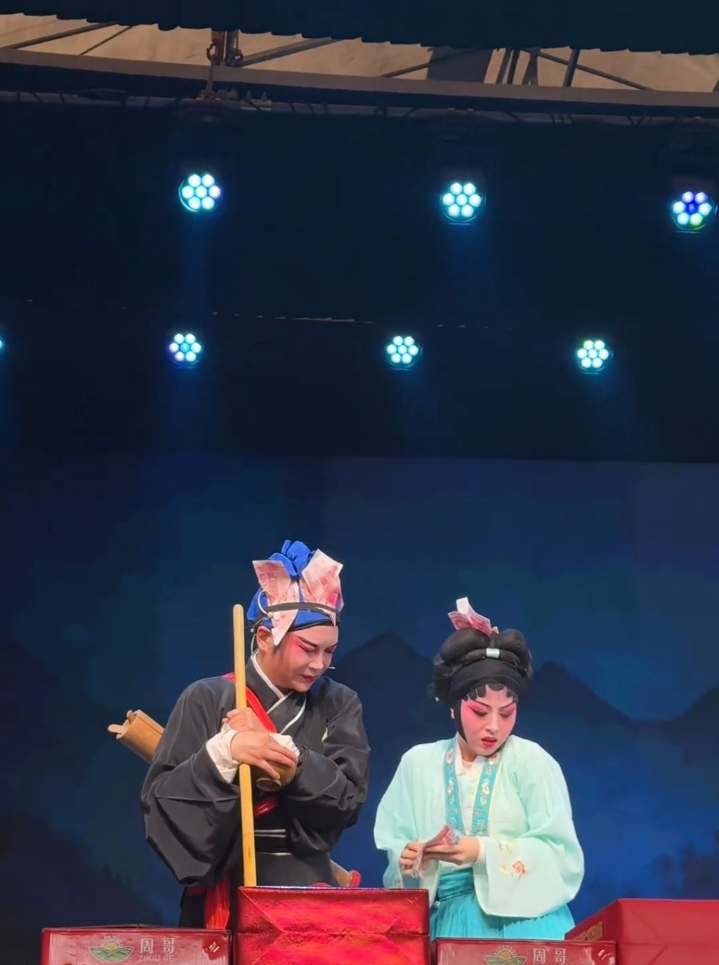 觀眾突然送上「牛蛙頸鍊」,嚇得男女演員不知所措。抖音@山海/愛了新疆 觀眾突然送上「牛蛙頸鍊」,嚇得男女演員不知所措。抖音@山海/愛了新疆