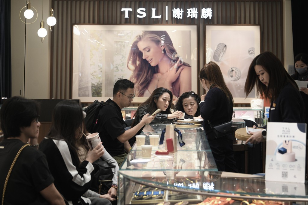 她解釋,電器和珠寶首飾的強勁升幅是受新產品推出及金價上升帶動。 她解釋,電器和珠寶首飾的強勁升幅是受新產品推出及金價上升帶動。