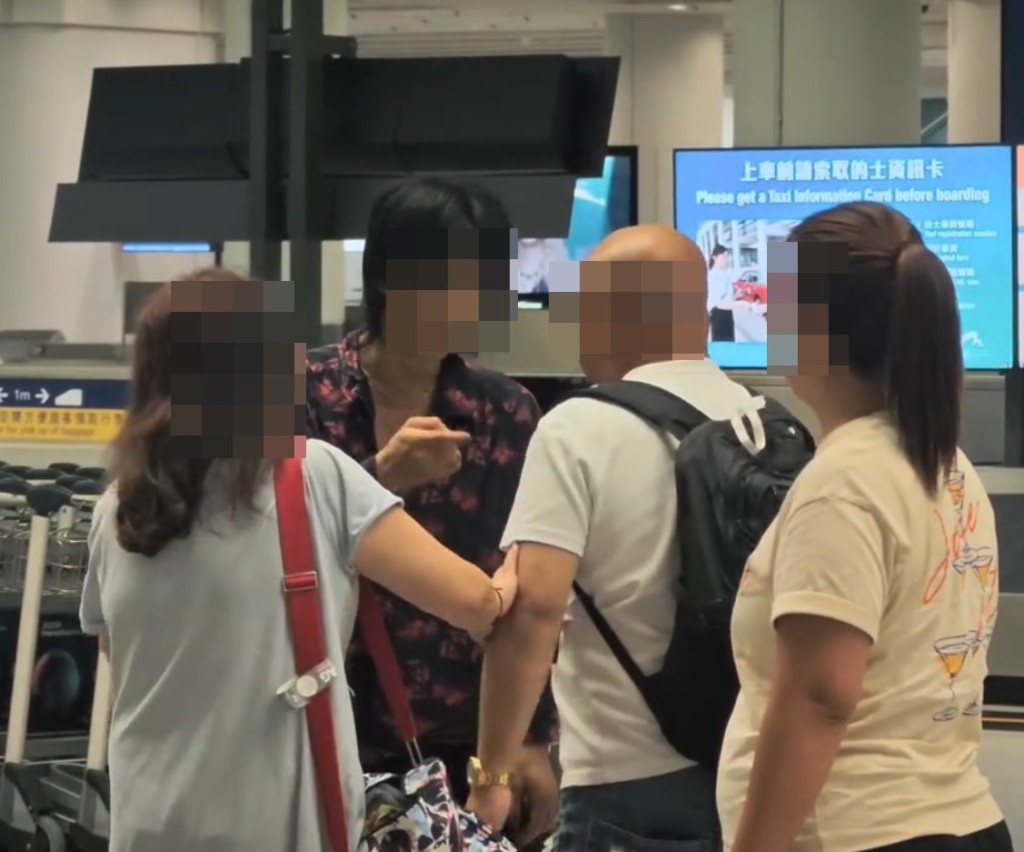 片段中已站起來的光頭佬與長髮男再度 十指緊扣糾纏,及後一名似乎認識長髮男的女子 上前勸交,高喊「我自己都有兩個女,你唔好咁 ......」,把兩雙方分隔開來,短片就此結束。Threads截圖 片段中已站起來的光頭佬與長髮男再度 十指緊扣糾纏,及後一名似乎認識長髮男的女子 上前勸交,高喊「我自己都有兩個女,你唔好咁 ......」,把兩雙方分隔開來,短片就此結束。Threads截圖