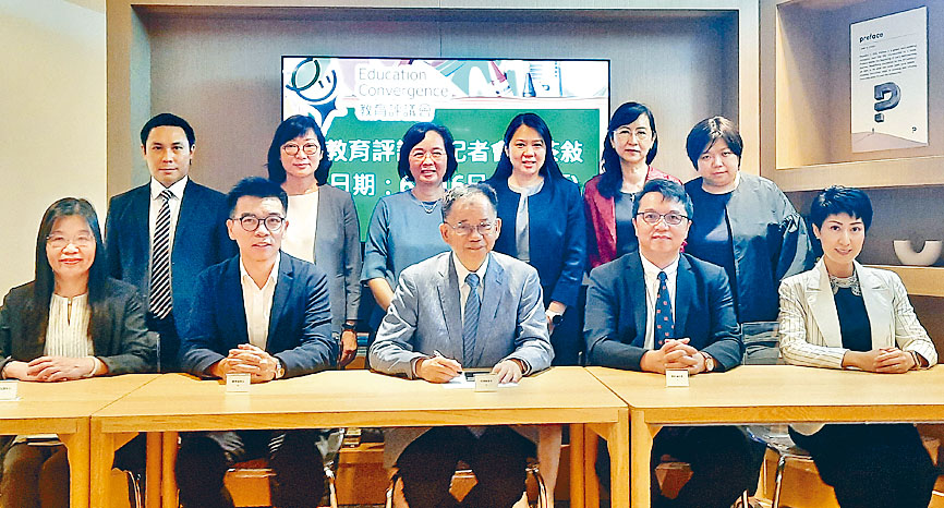 教评会昨举行传媒茶敍，会长何汉权（前中）表示冀文化护照有助提高学生文化修养。