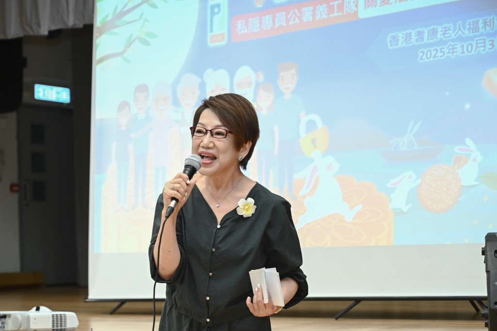 資深傳媒人車淑梅與長者們互動猜燈謎。私隱專員公署圖片