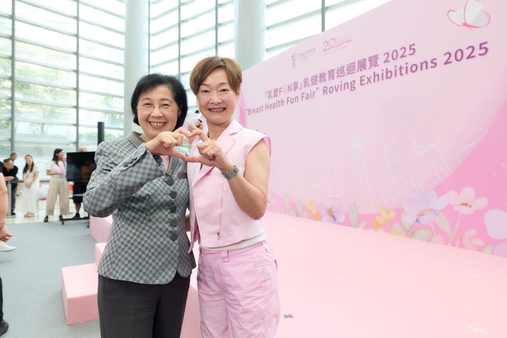 香港乳癌基金會創會人張淑儀醫生(圖左)與譚玉瑛合照。