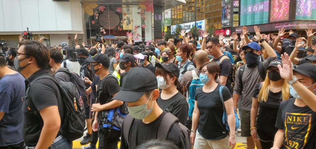 《禁蒙面法》午夜起實施後,仍有示威者戴上口罩遊行。