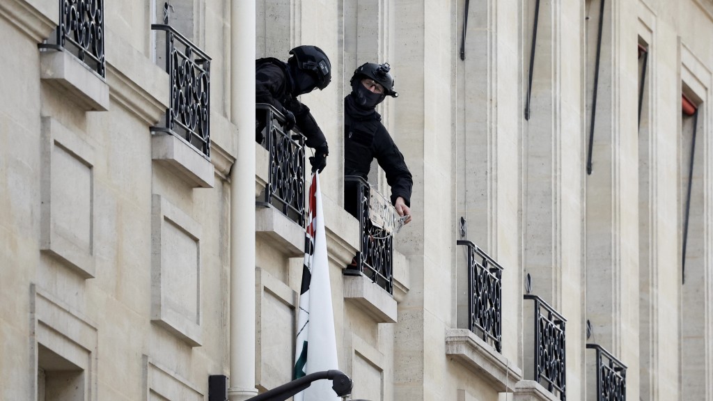 警員拆除巴黎政治學院的示威橫額。 路透社