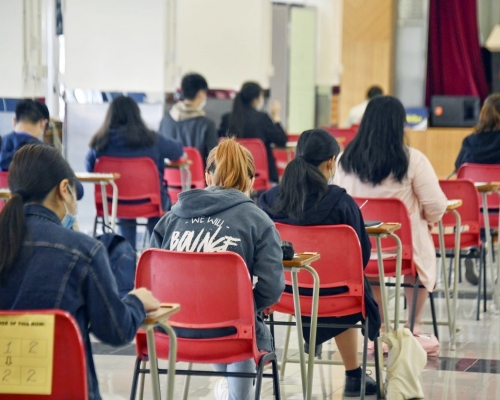 物理及組合科學開考,共約10,900名考生報考。 資料圖片