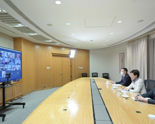 林鄭月娥在網上研討會上與內地和海外藝廊代表會面，向他們介紹香港作為國際藝術文化樞紐的優勢。政府新聞處
