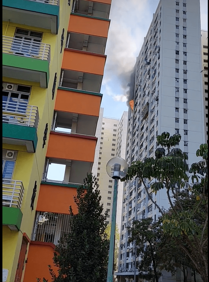 爱德楼一单位冒出大火。fb：香港交通及突发事故报料区