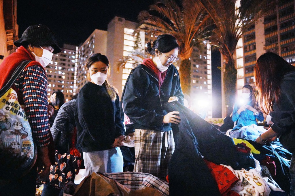 多名熱心市民帶同大量物資到廣福商場平台派發。劉駿軒攝