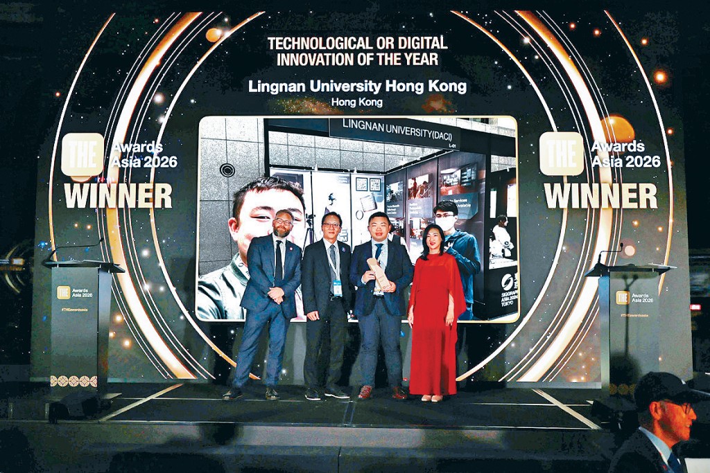 簡肇韜（右二）領導研發的電影製作模擬教育軟件CineSim，在「泰晤士高等教育亞洲大獎2026」奪得「年度科技或數位創新獎」。