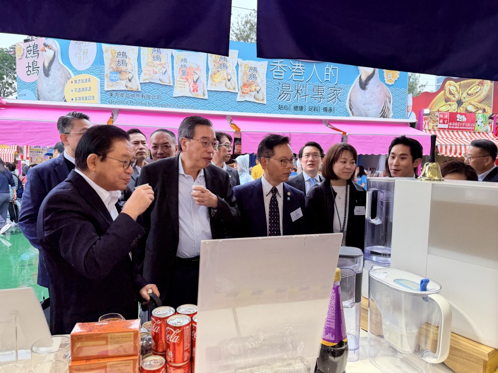 在工展會內參觀展銷攤檔。