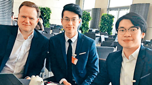 ■黄台仰（中）及李东升（右）与德国社民党一名议员合照。