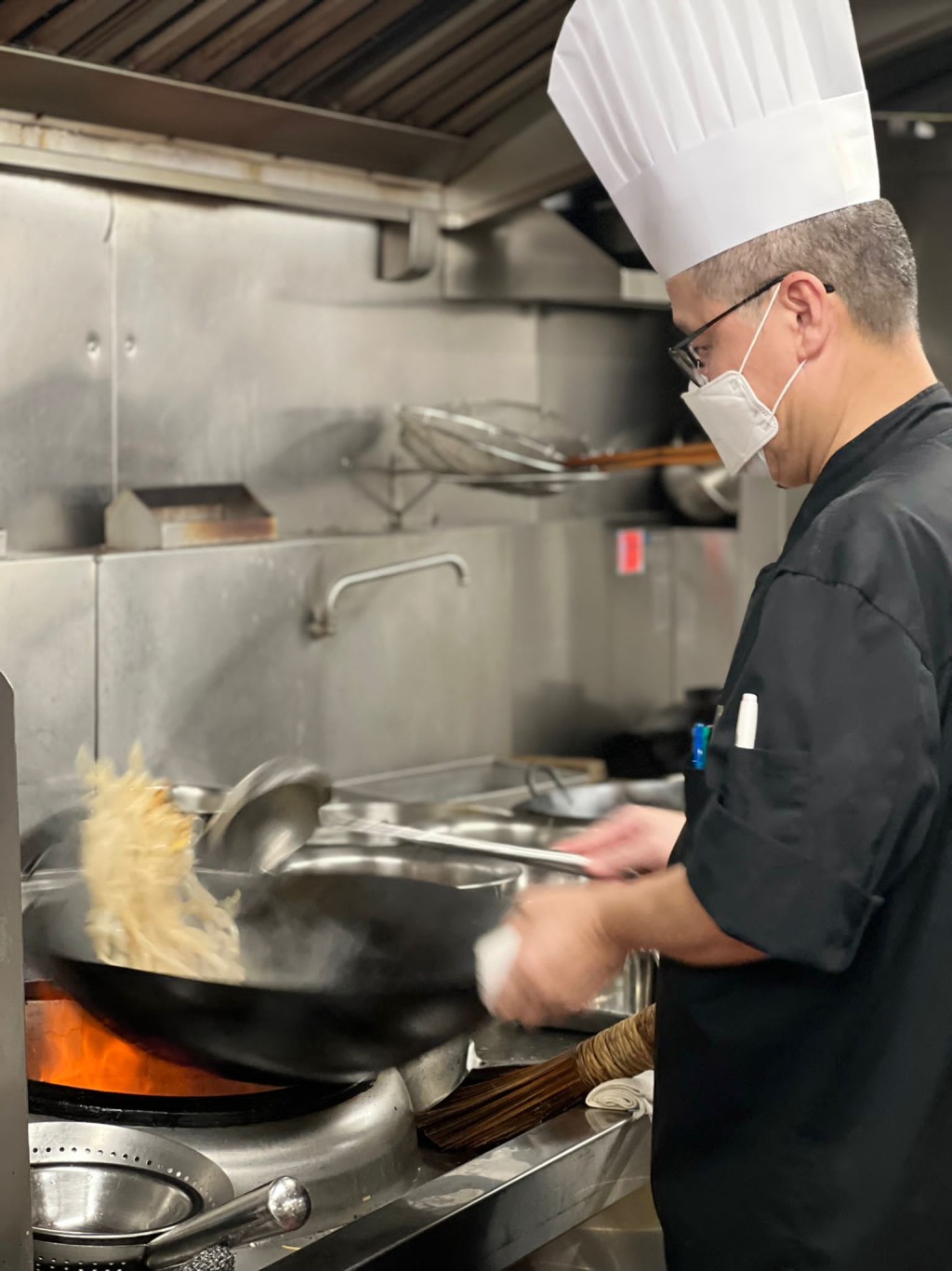 中菜部總廚黃海具超過40年廚師工作經驗，從1981年開始在中式餐館當學徒，直至 2021 在 皇家太平洋酒店擔任中菜部行政總廚。