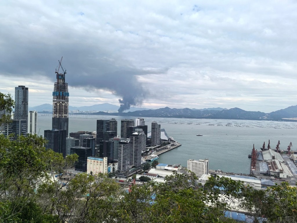 南山、蛇口等地能清晰目睹濃煙。小紅書 南山、蛇口等地能清晰目睹濃煙。小紅書