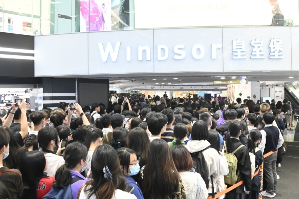 日前ITZY現身銅鑼灣，在皇室堡出席巡唱香港站記者會，吸引粉絲MIDZY逼爆商場4層樓。