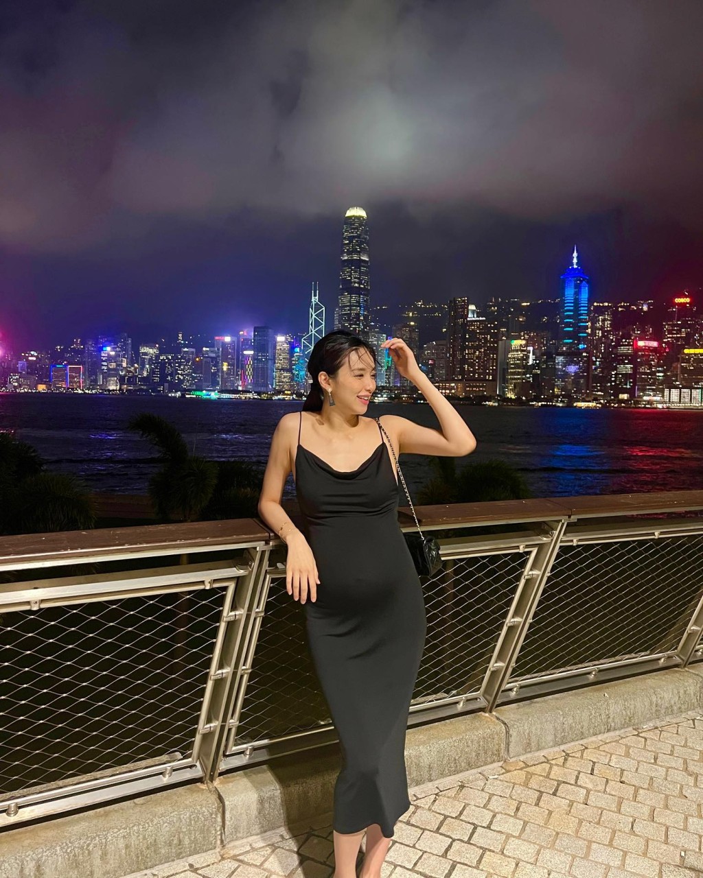 曾淑雅在IG晒出在维港夜景下拍摄的美照。