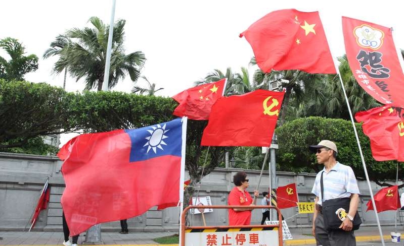 台灣街頭，同時出現兩岸的旗。