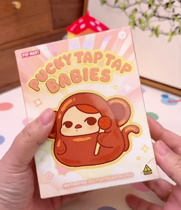 網友開箱「PUCKY敲敲系列」軟膠毛公仔掛件。