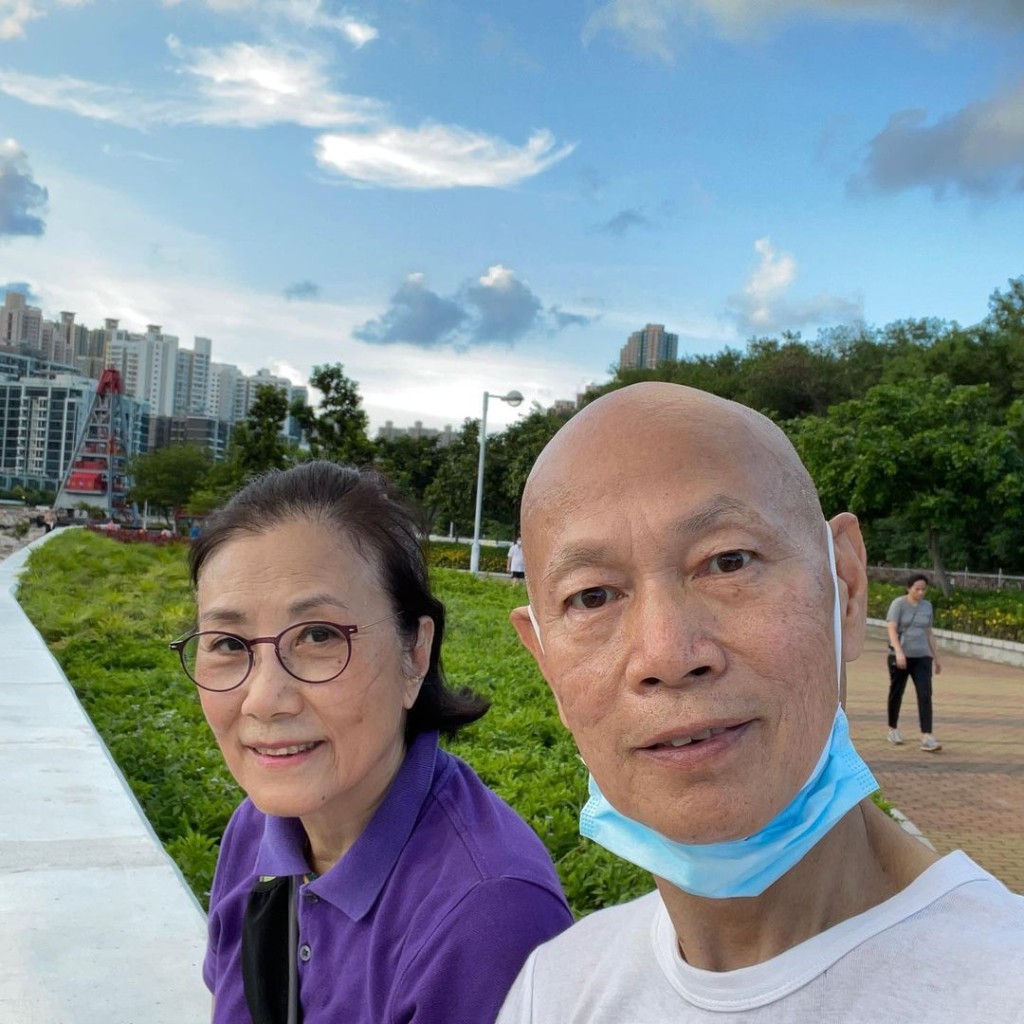 二人不用開工便結伴四圍去。