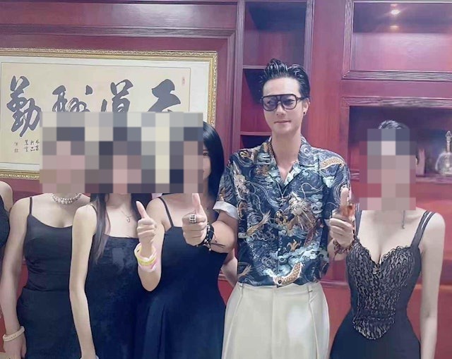 企在C位的黃竣鋒身形高大，足足高出身旁的美女們一個頭，他雙手豎起大拇指與眾人留影，可謂是艷福不淺。