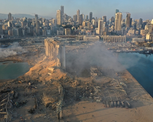 附近大部分地区在爆炸中夷为平地。AP