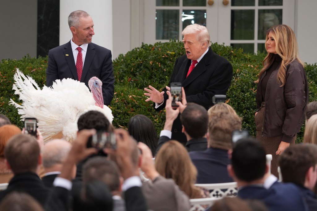 美國總統特朗普重返白宮後，首次主持感恩節前的傳統「特赦火雞」儀式。美聯社