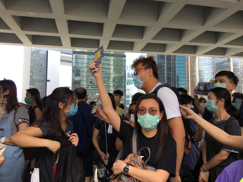 大批社工到高院場外支持劉家棟。劉曉曦攝