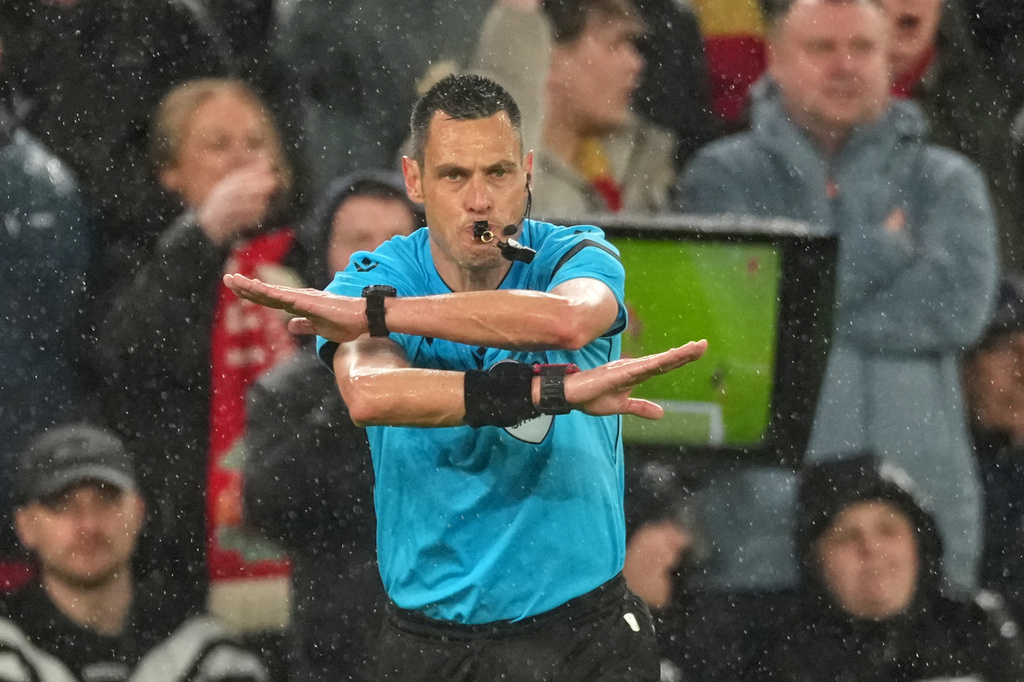 球證到場邊翻看VAR後，推翻判決，吹走利物浦12碼。美聯社