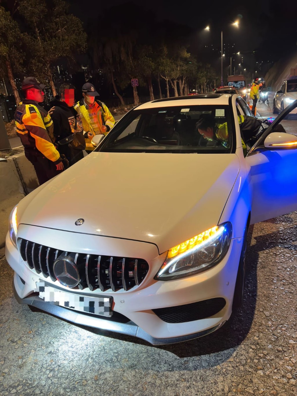 新界南总区交通部于圣诞长假期打击非法赛车、酒后及毒后驾驶，共拘捕7人及扣留9辆涉非法改装车辆。警方提供