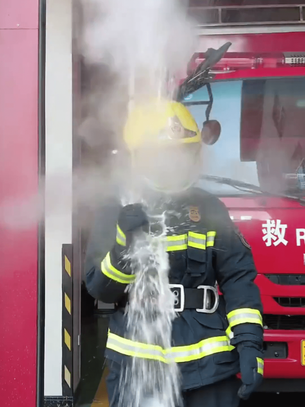 除垢劑遇到保溫杯內壁水垢會產生化學反應，快速釋放氣體，若在密封狀態中無法釋壓，同樣可能引發爆炸。