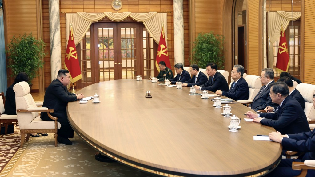 趙樂際率中國黨政代表團訪問平壤，與北韓領導人金正恩會面。 新華社