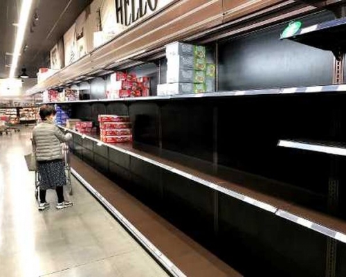 美國超市多類貨品被搶購一空。
