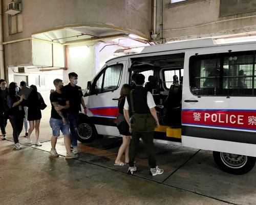 警方於紅磡搗無牌樓上吧,拘5名男女。警方圖片