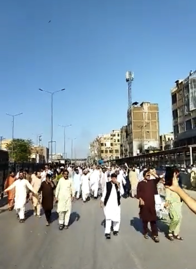 巴基斯坦正義運動黨（PTI）Twitter影片顯示白沙瓦有聲援伊姆蘭汗人潮。  Twitter