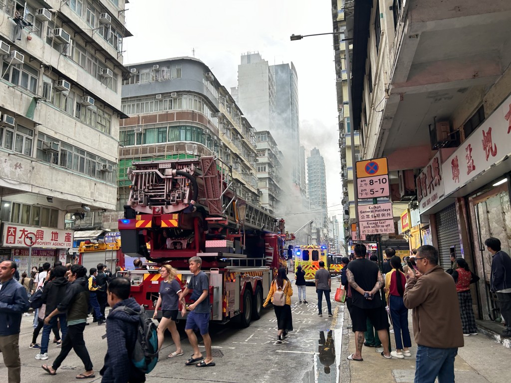 多名居民疏散到安全位置。曾志恒攝