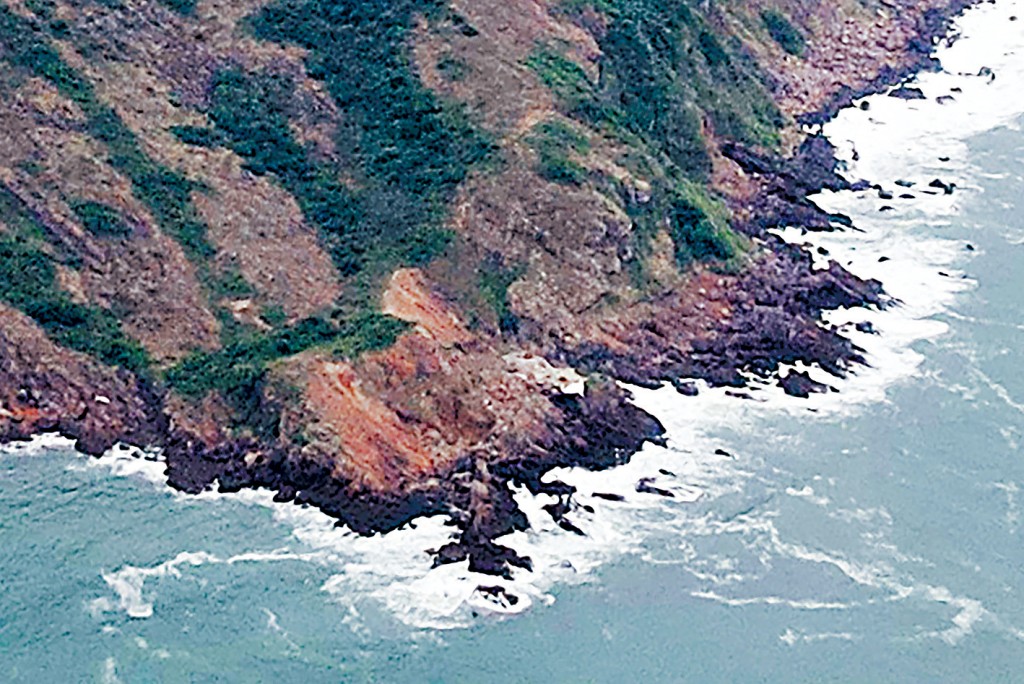 赤洲昨日在3號風球下,岸邊掀起白頭浪。