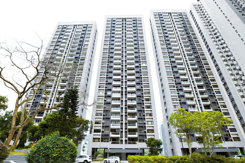 东半山嘉云台4座低层A室，面积1439方呎，成交价4580万，呎价约31828元。