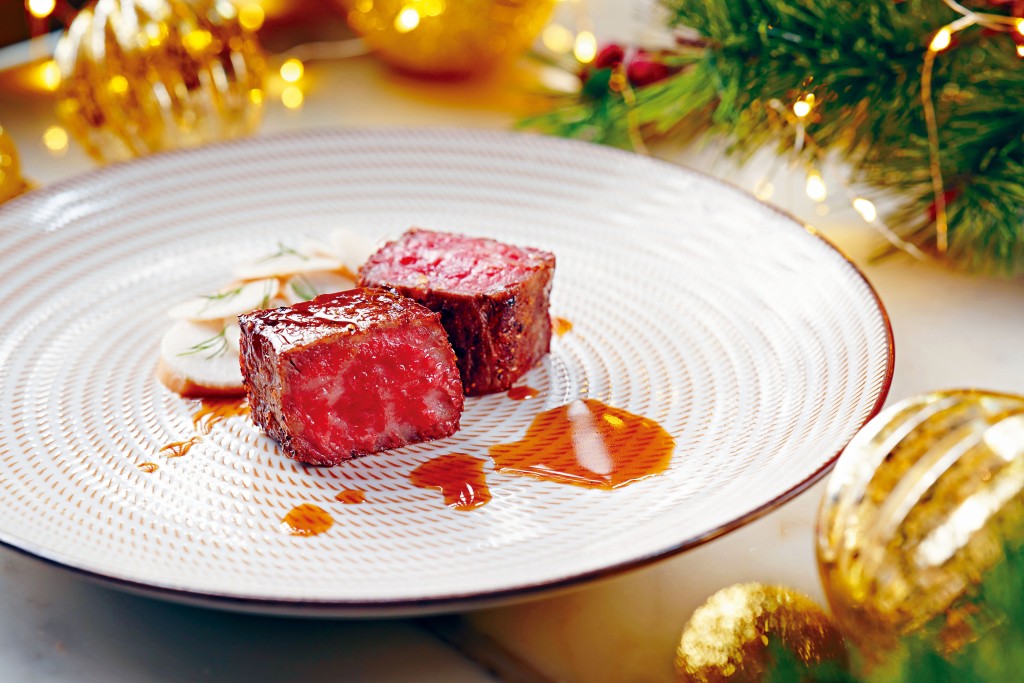 A5近江西冷牛肉，A5级的近江西冷和牛，简单配自家烟熏的萝卜，原汁原味，丰腴香软。