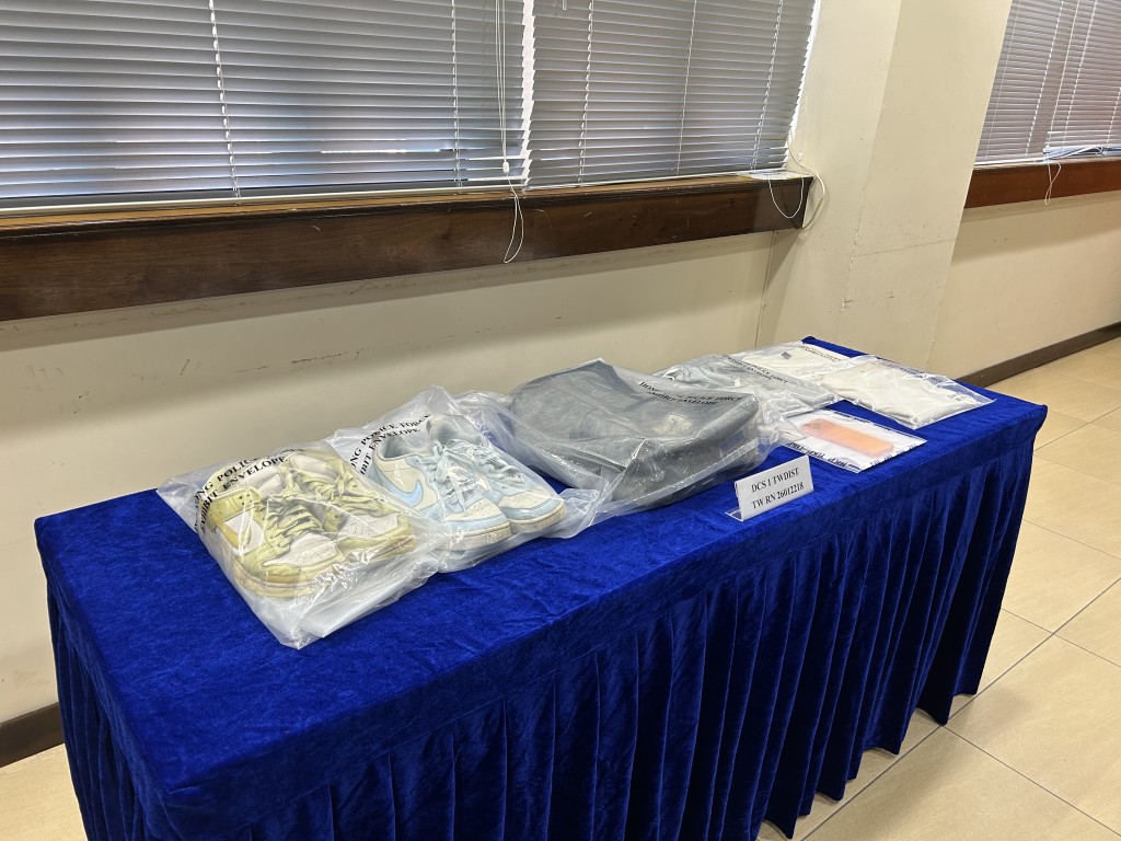 警方展示證物。 警方展示證物。