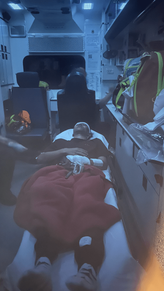 救護人員為遇襲男子的頭部及手部進行包紮，並由救護車送院。蔡楚輝攝