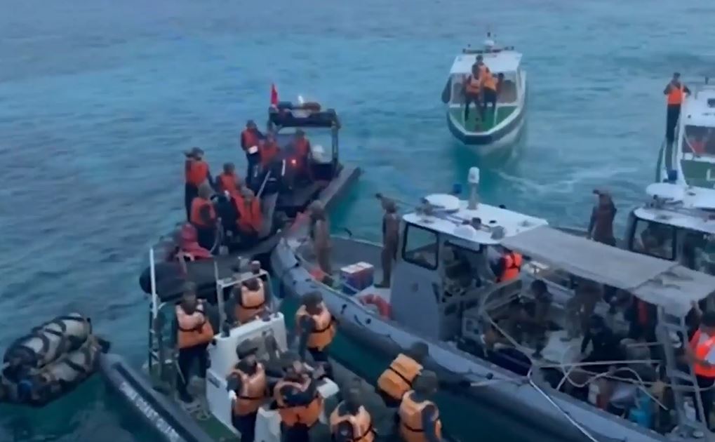菲方公布视频，中国多艘快艇将菲方的船和艇包围。