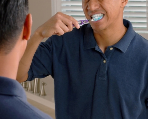 江蘇一男子刷牙時誤吞下牙刷，需到醫院治理。Unsplash示意圖，非當事人