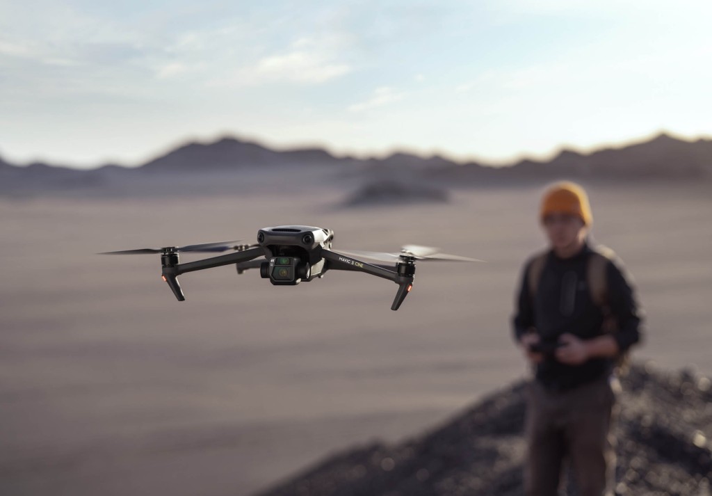 ●DJI新一代民用級航拍機旗艦Mavic 3正式發布，影拍、續航、速度、避障等多方面表現均有提升。